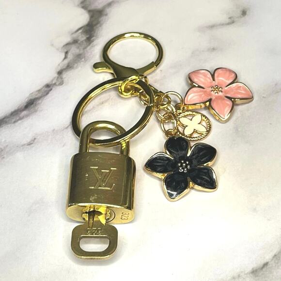 Louis Vuitton Lock & Key Set #323 with a Floral Charm Keychain - Picture 1 of 5